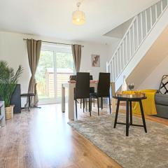 Valens House - 7 minutes drive to City Centre - Free Parking, Fast Wifi, Smart TV with SkyTV and Netflix by Yoko Property