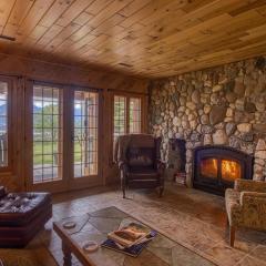 Pine Ridge, Log Home with Lake View and Backyard