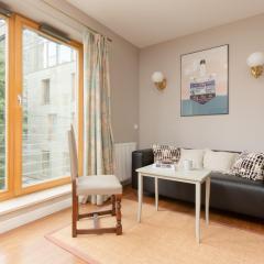 Elegancki Apartament w Centrum Gdyni z Parkingiem by Renters