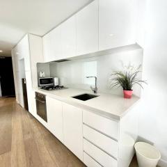 1 Bedroom Modern Apartment Near Crown and CBD