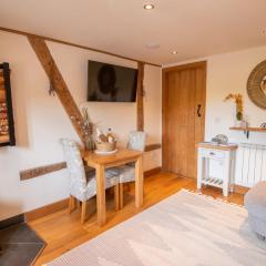 Apple Tree Cottage - Cosy 2 Bed with Deluxe HOT TUB & Log Burner