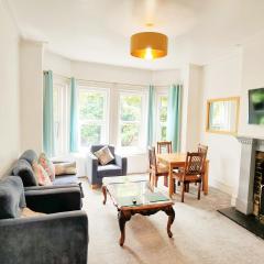 Flat-B, 4 Adults, 20 mins to Beach, Netflix, Wifi, Sleeps 4 Adults