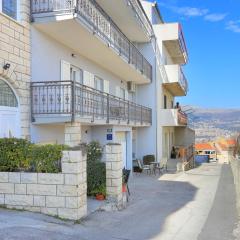 Apartments with a parking space Split - 11518