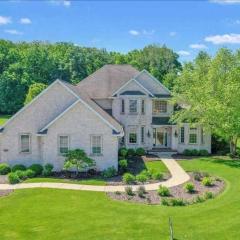 Huge home with theater and hot tub near Lambeau!