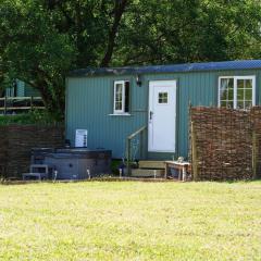 The Laburnum Retreat Shepherd Hut private hot Tub