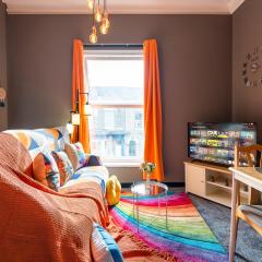 Art-Filled Bohemian 1 Bedroom Apt 2 Beds Colourful Praise Inn Apartment