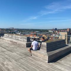 Modern Central Apt with Rooftop, Privat Balcony, & Free Parking,next to Aarhus Attractions