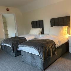 Large 4 Bedroom Sleeps 8, Spacious Apartment for Contractors and Holidays near Bedford Centre - 1 FREE PARKING SPACE & FREE WIFI