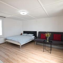 Lake Getaway Apartment with Private entrance, right on the Lake Constance cycle path, barbecue area, free wifi, Netflix and free bikes
