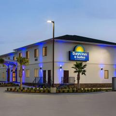 Days Inn & Suites by Wyndham Greater Tomball