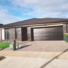 Modern and cosey 4 bedroom house walk to beach