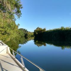 BATEAU - Jolie pénichette sur région touristique.