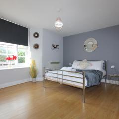 Lovely 2 Bed 2 Bath Flat & Parking by CozyNest