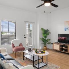 CozySuites Chandler with 2 pools, jacuzzi, arcade!