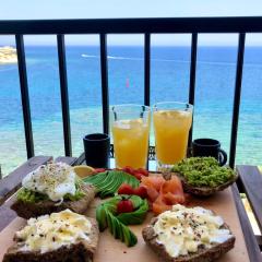 Beach front High End apartment, direct sea views.