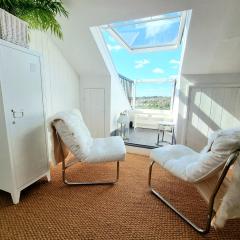 West Hill Villa Retreat - Seaview Balcony Loft Apartment with Breakfast & Free Parking