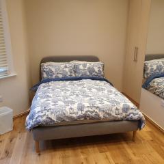 London Luxury Studio Flat 4 min to Ilford Station with FREE parking FREE WiFi