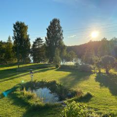 Sjöutsikt, Röd trästuga med traditionellt yttre Skandinavisk, modernt inre och alla bekvämligheter, Sol hela dagen på stora altanen, Tryggt, Vinterbonat, Fiske, Båt