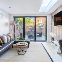 LiveStay-4 Bed London Townhouse, Private Terrace, Parking