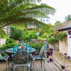 Seafront Apartment Private Garden & Free Parking