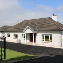 Laneside Haven - 5 Minutes from Castleblayney - Accessible, Gated with Patio, Garden and Gym!