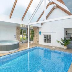 Historic country house retreat with indoor swimming pool and hot tub, ideal for large groups