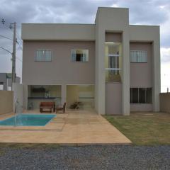 Sobrado espaçoso com piscina com ar na suite