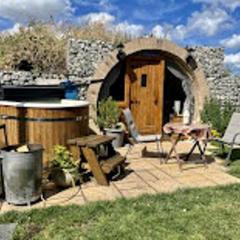 Romantic escape luxury Hobbit house with Hot tub!