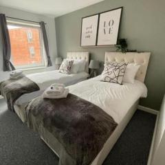 Hamble Lounge - Accomodation for Aylesbury Contractors & Industrial estate - Free Parking & WIFI Sleeps up to 6 people