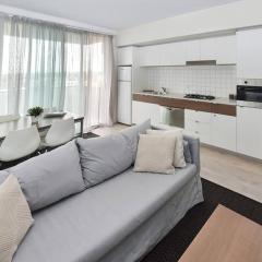 Light & Airy 3 Bd CBD Apt: BalconyTramWifi/Parking