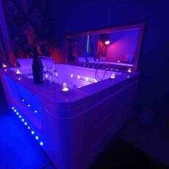 Suite privée avec BALNEO (Jacuzzi ou baignoire).