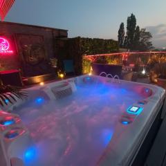 Spa de la Lune - Private love room suite with terrace and view - Air Conditioned- Double jacuzzi - Sauna - King size bed - Free WIFI - Free parking - Free breakfast - Close to CDG airport and to the North of Paris