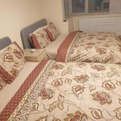 London Luxury Apartment 3 Bed 1 minute walk from Redbridge Stn Free Parking