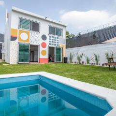 Casa con alberca privada y jardin