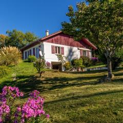 Maison dans un parc de verdure