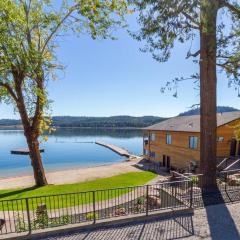 Wonderful Triplex Unit With Spectacular Lake View!