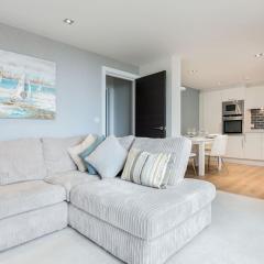 Stunning 2 bed apartment, fabulous sea view & 2 minutes to beach with parking