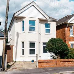 Spacious 6 Bedroom House Close to Beaches and Town