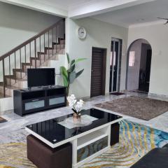 Three-Bedroom House at Tyara Homestay Sunway