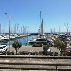 Joli studio bord de mer, clim, balcon, parking privé