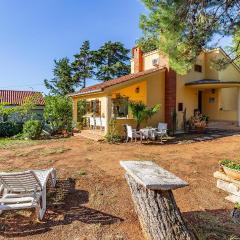 Beautiful Home In Pomer With Wifi