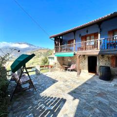 Casa con 2 dormitorios, chimenea, jardin y vista a la montaña