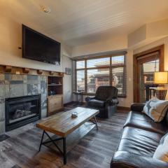 Sundial condo in the heart of Canyons Village, patio, outdoor pool, walk to hiking & biking C211