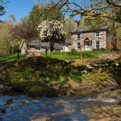 Luxurious Riverside Cottage in Snowdonia National Park