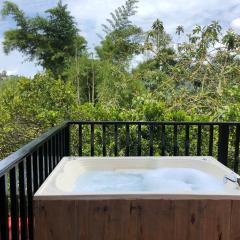 Cabaña tipo glamping en finca cafetera con zonas verdes, avistamiento de aves, paisaje cafetero