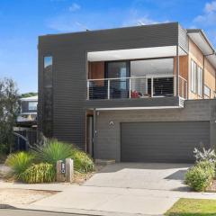 Bayview Luxe- Sleeping 14, Pet Friendly, Views- 4 bedroom, lounge with sofa beds