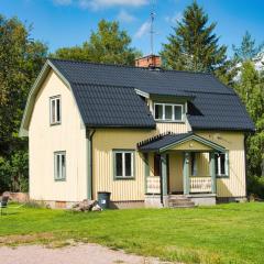 Gula huset, Lakene Ostgård