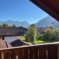 Dachgeschosswohnung mit traumhaftem Zugspitzblick bei Garmisch