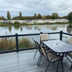 Sunrise - Beautiful lakeside caravan