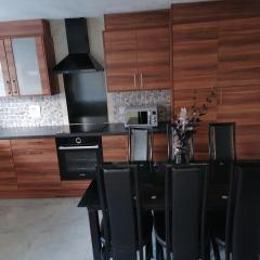 Large House with 3 Bedrooms house, 5 guests near city/Manu stadiums